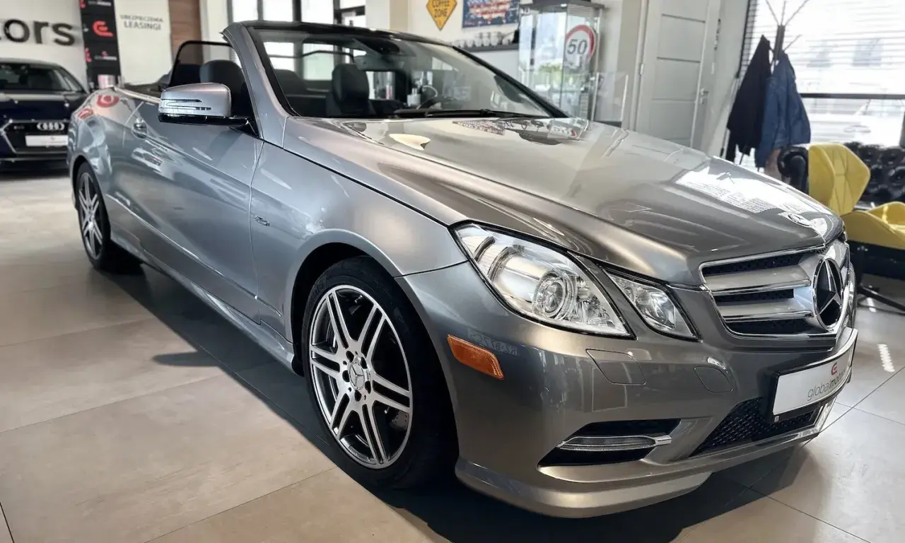 Elegancki, szary kabriolet Mercedes-Benz W207 z opuszczonym dachem, gotowy na letnie przejażdżki.
