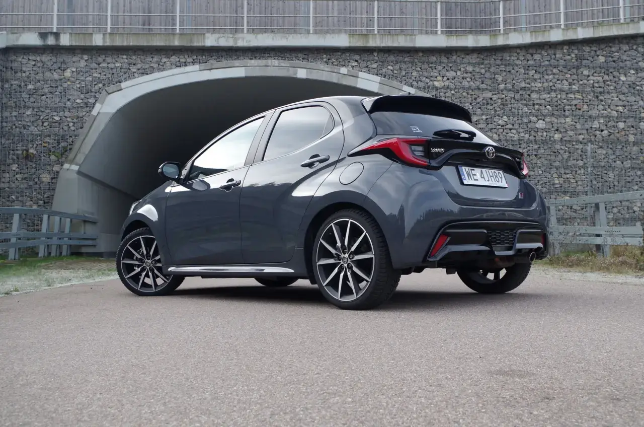 Ciemnoszary Toyota Yaris stoi na drodze przed tunelem.