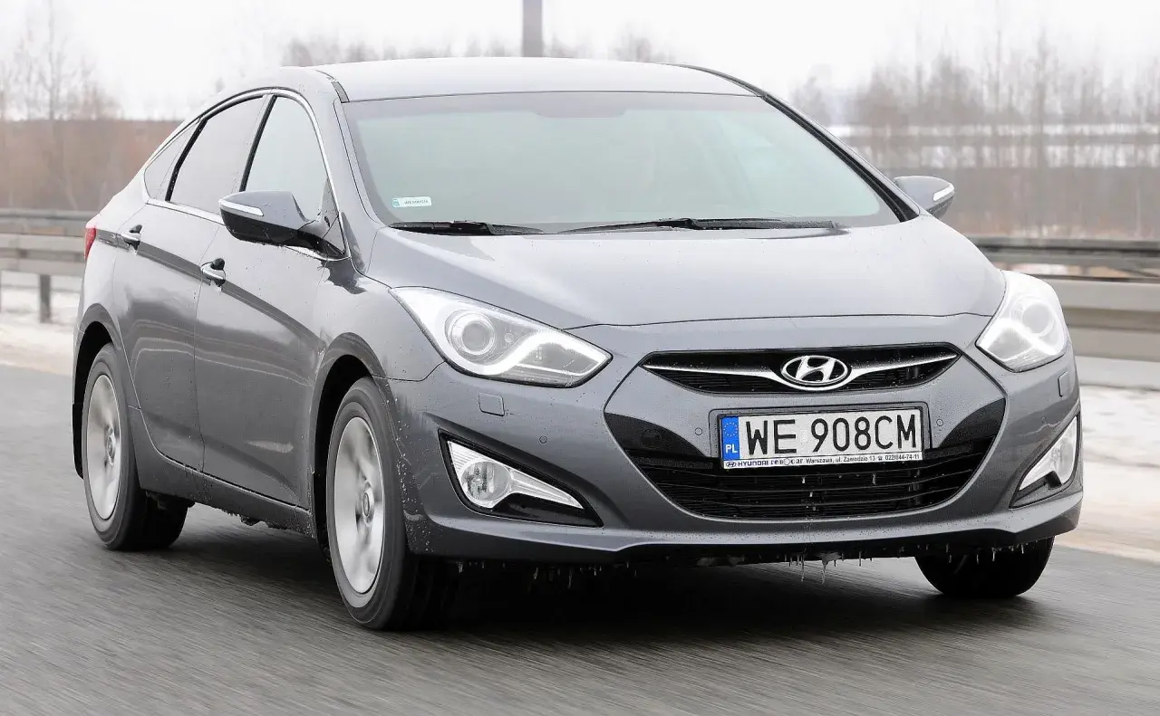 Szary Hyundai i40 na drodze. Kierowca szukał Hyundai i40 opinie przed zakupem, a teraz cieszy się jazdą.