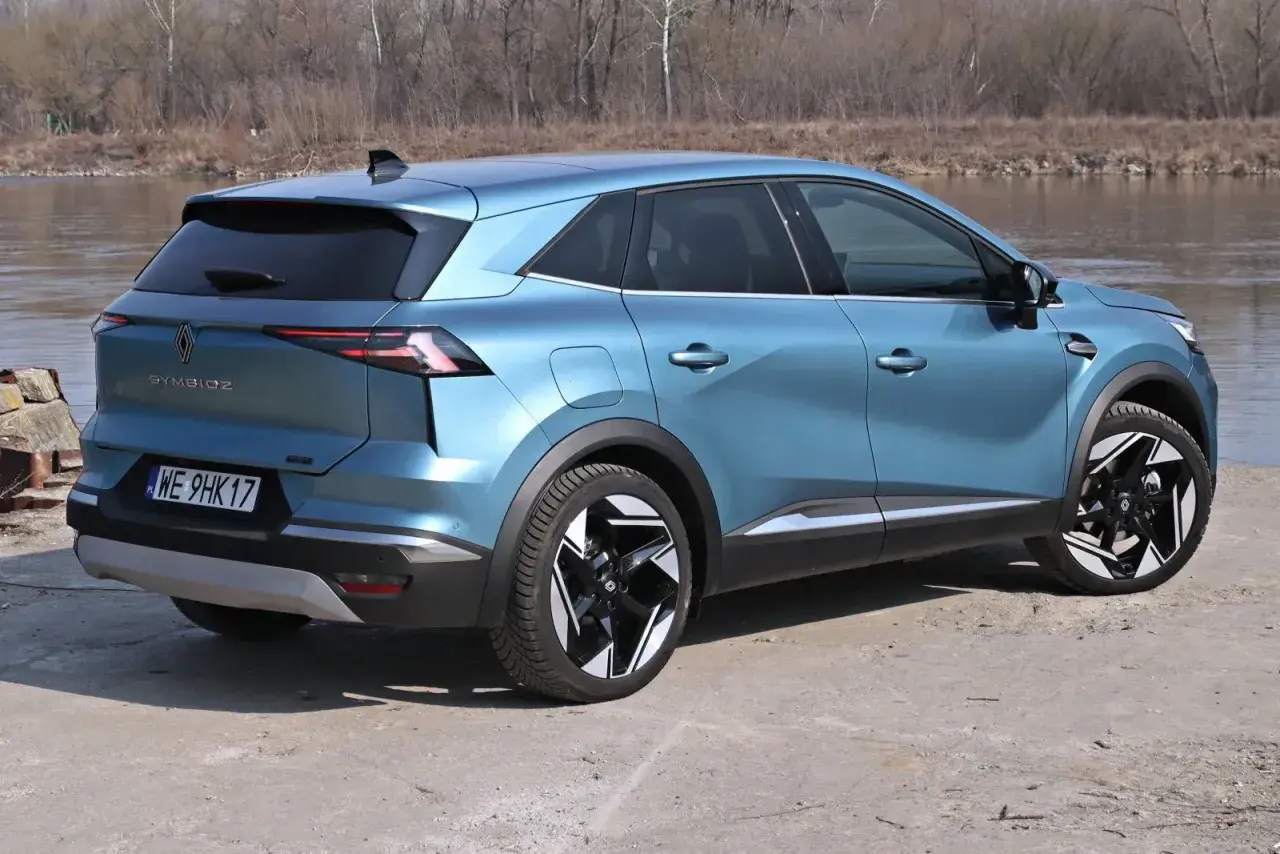 Niebieski Renault Symbioz z nowoczesnymi światłami i felgami, gotowy do jazdy. Poznajcie jego opinie!