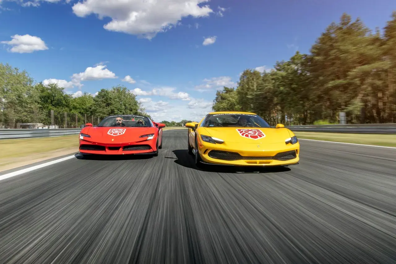 Dwa Ferrari 296 GTS, czerwone i żółte, pędzą po torze wyścigowym.