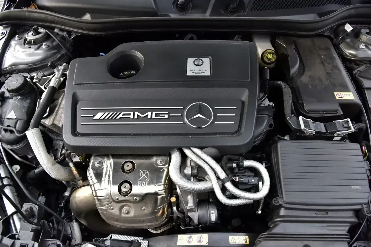 Silnik AMG w Mercedesie W176, gotowy do akcji.