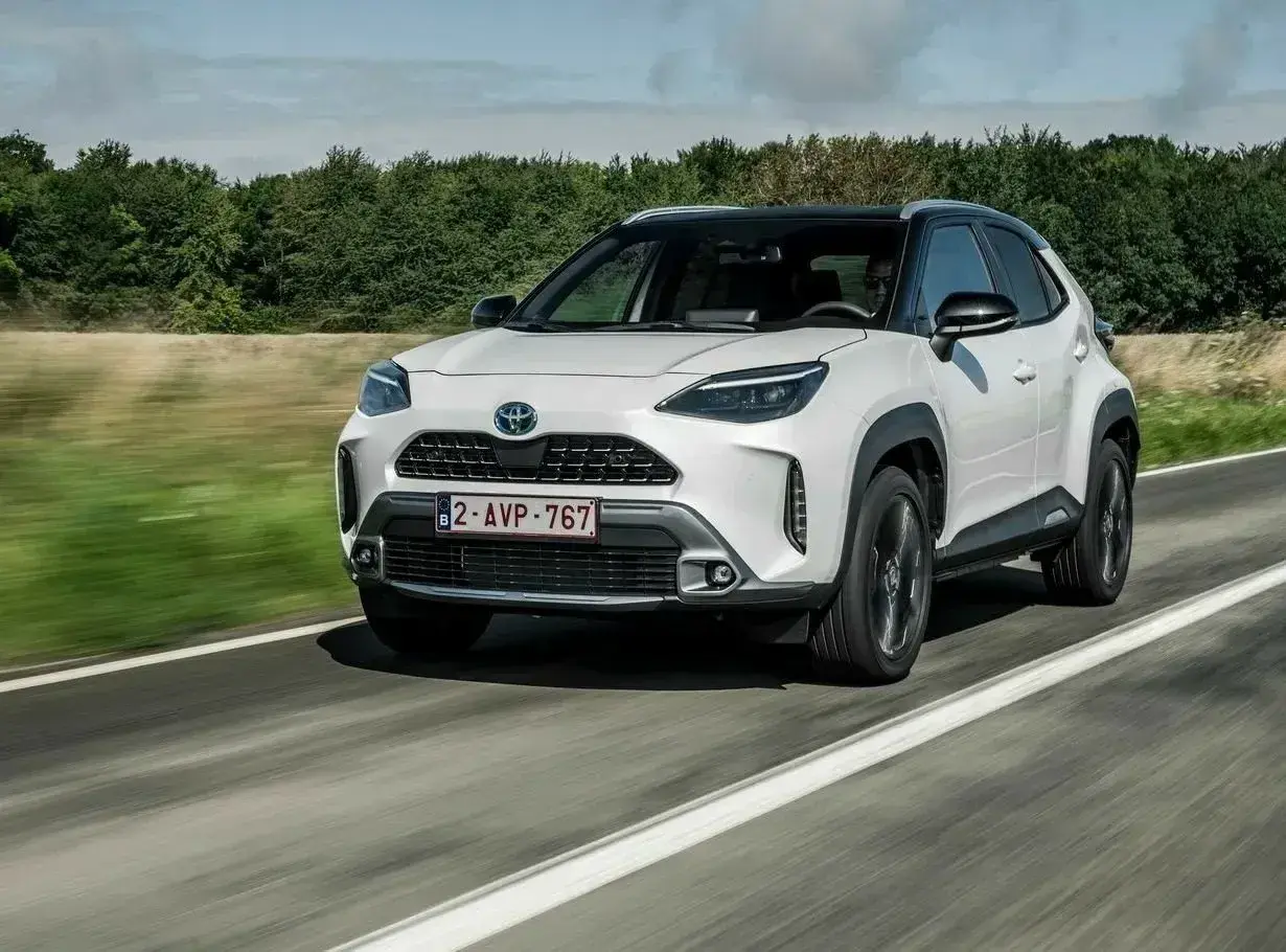 Biały Toyota Yaris Cross na drodze. Czy warto kupić ten miejski SUV?