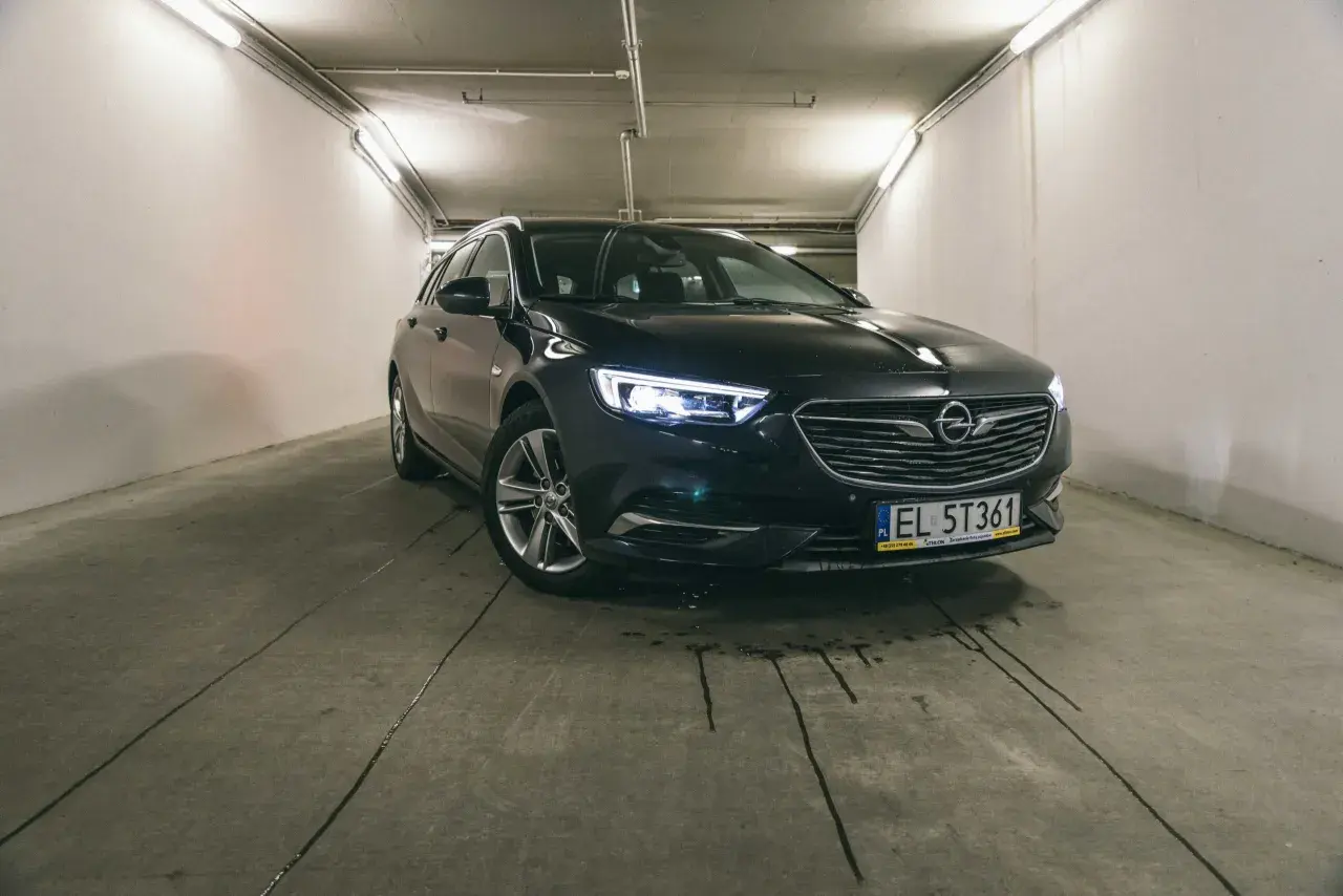 Czarny Opel Insignia 2.0 CDTI 170 KM. Szukasz opinii na forum? Ten model to świetny wybór.