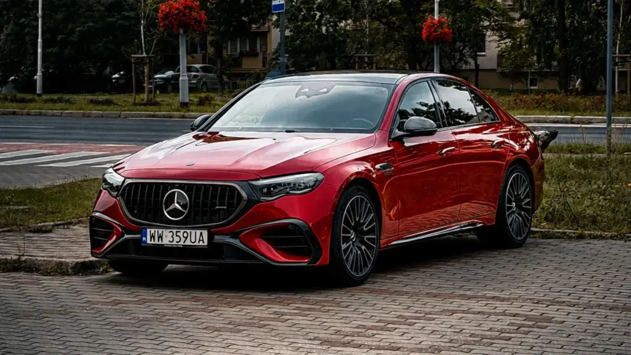 Błyszczący czerwony Mercedes-Benz EQC 400 4MATIC, model e53 amg, zaparkowany na bruku.
