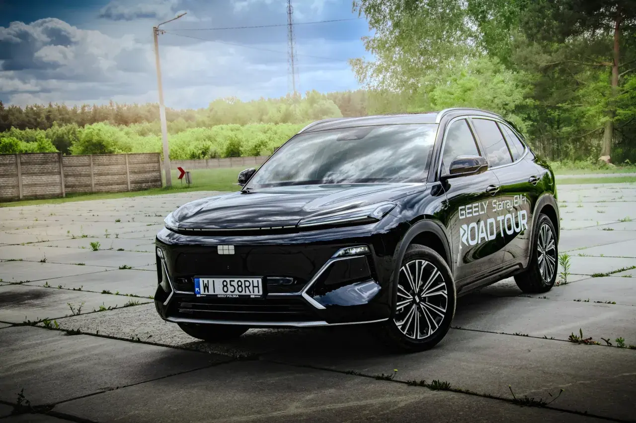 Czarny Geely Starray EM-i na "Road Tour" gotowy do podróży.