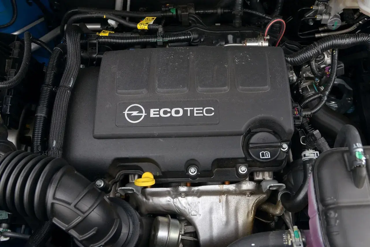 Silnik Ecotec z Opla Mokka 2017. Widoczny czarny plastikowy dekiel z logo Opla i napisem Ecotec.