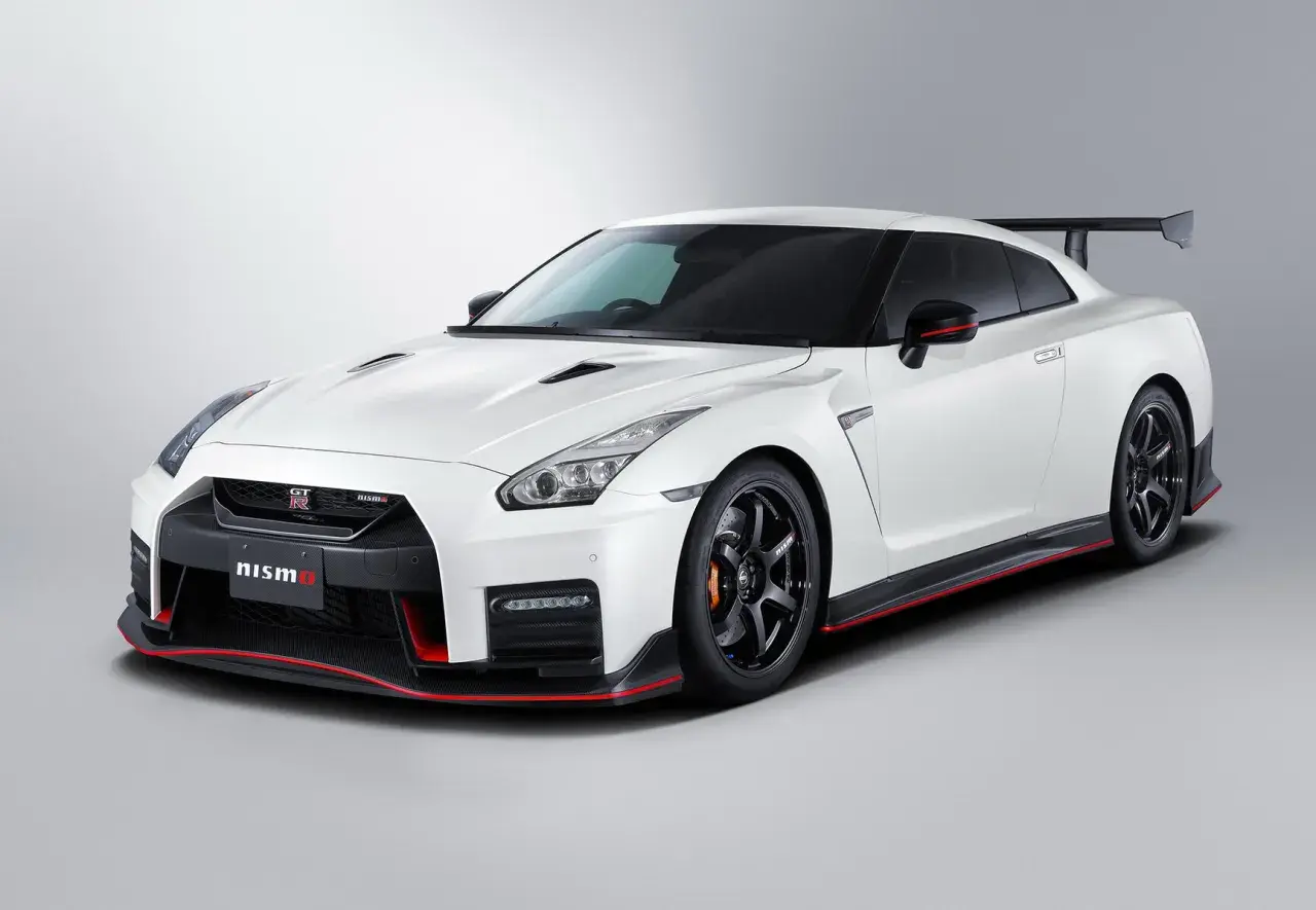 Biały Nissan GT-R Nismo z czarnymi felgami i czerwonymi akcentami, gotowy do wyścigu.