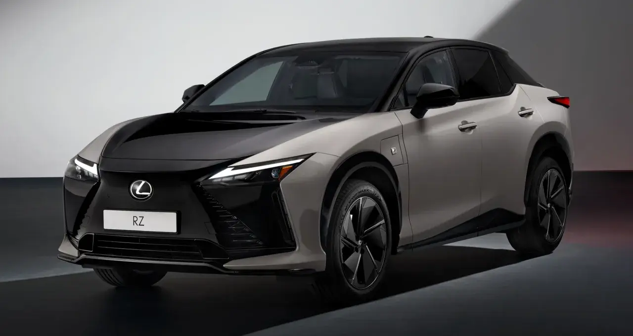 Elegancki, dwukolorowy Lexus RZ z czarną maską i dachem, prezentuje nowoczesny design i elektryczną moc.