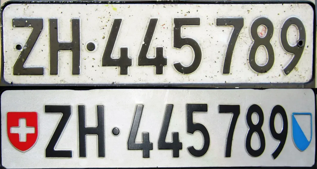 Dwie tablice rejestracyjne z numerem ZH 445789. Górna jest starsza, dolna ma herb Szwajcarii i kantonu Zurych.
