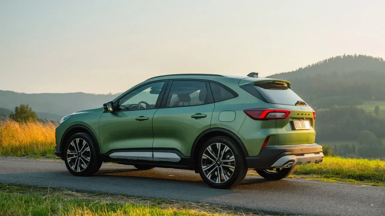Nowy Ford Kuga w zielonym kolorze na tle górskiego krajobrazu.