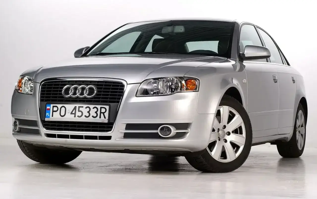 Srebrne Audi B7 z polskimi tablicami PO 4533R stoi na białym tle.