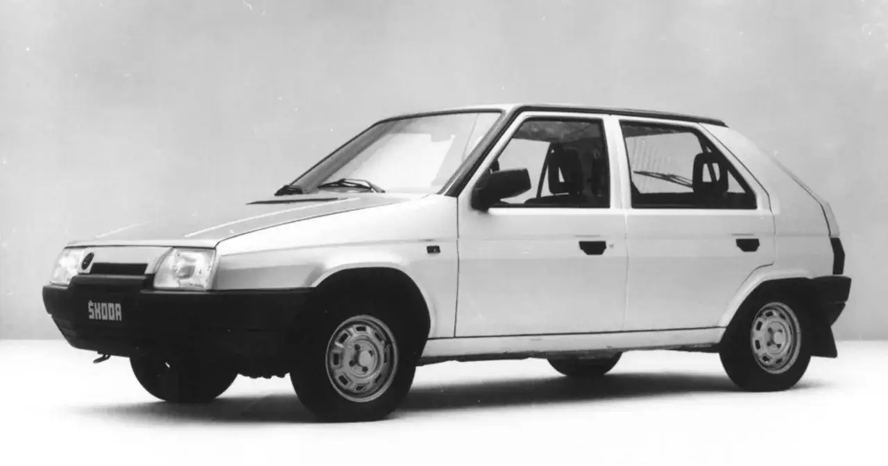 Biały Skoda Favorit z lat 80. na białym tle, widok z boku.