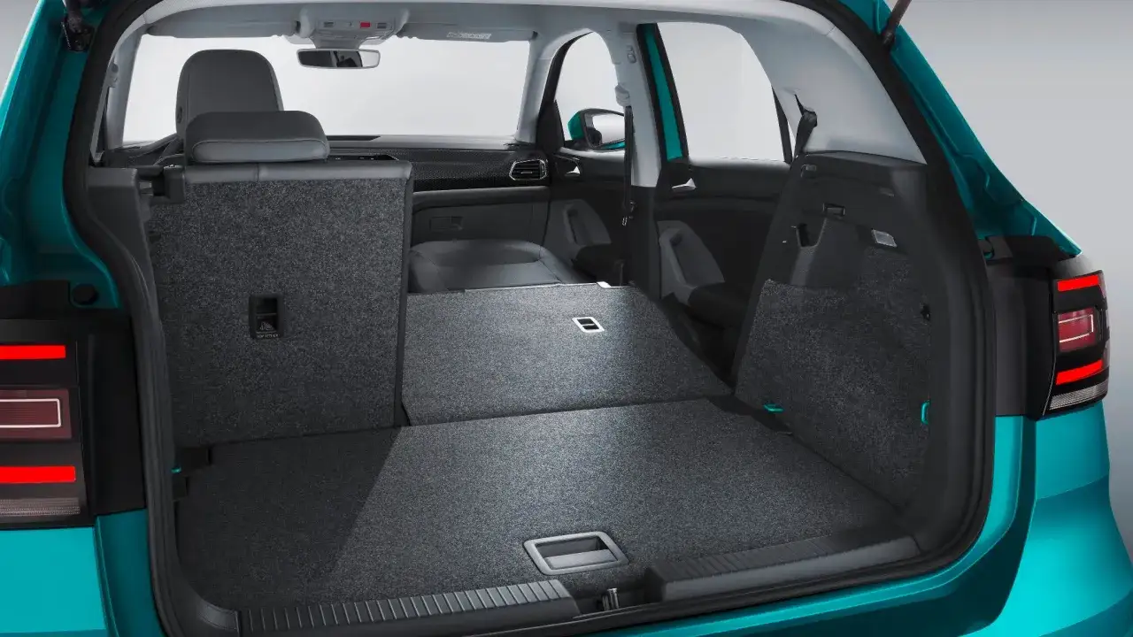 Przestronny bagażnik Volkswagen T-Cross z opuszczonymi siedzeniami, gotowy na wakacyjne wyjazdy i zakupy.