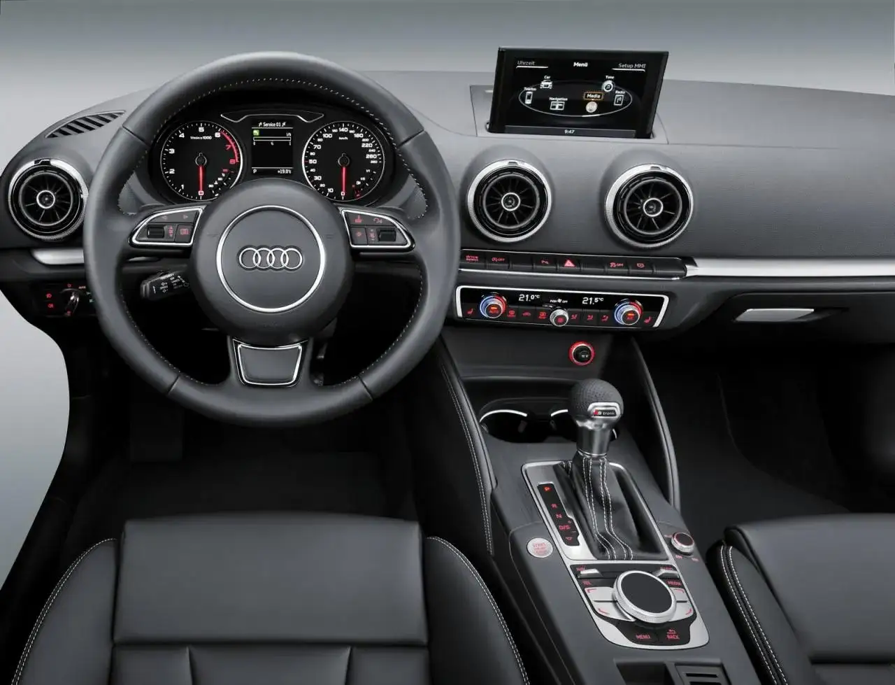 Wnętrze nowego Audi A3: skórzana kierownica, cyfrowe zegary, ekran multimedialny i elegancka konsola środkowa.