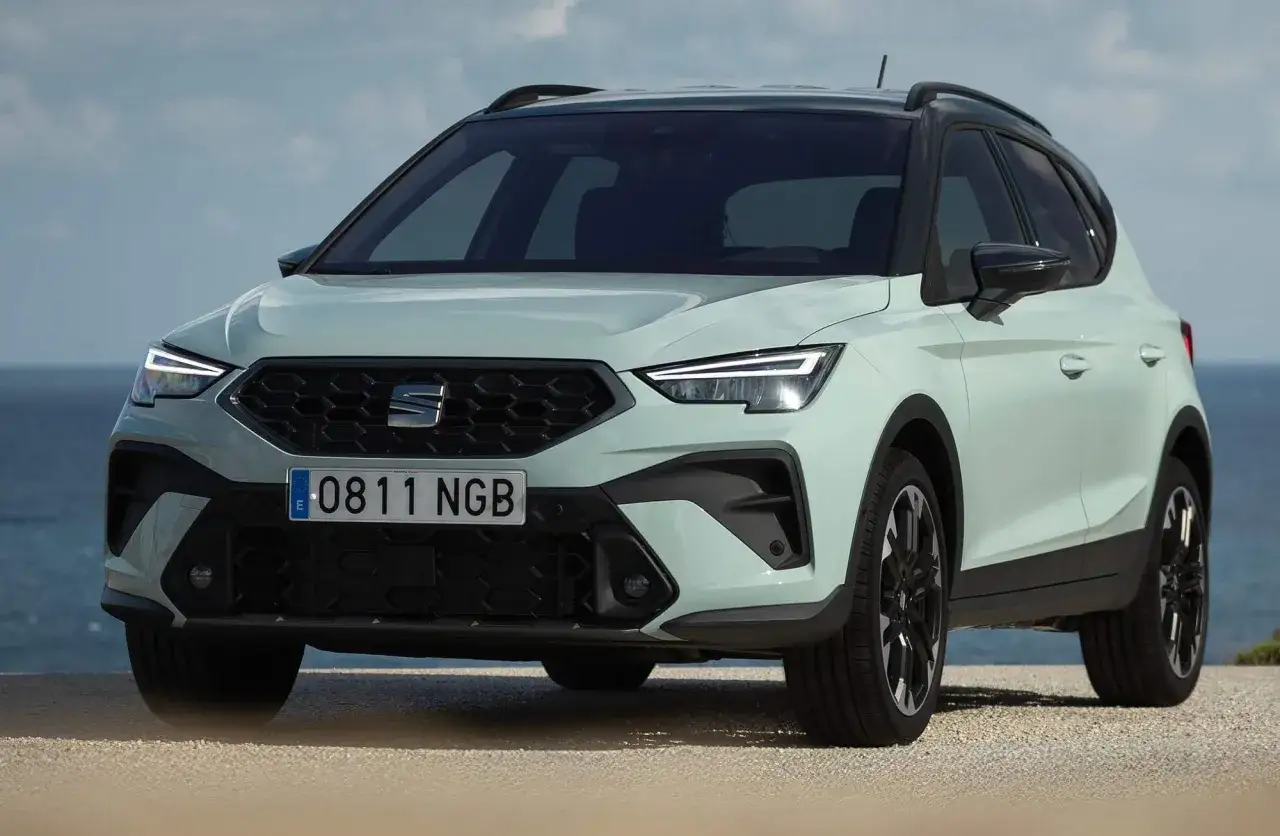 Jasny Seat Arona na tle morza. Nowoczesny SUV gotowy na przygodę.
