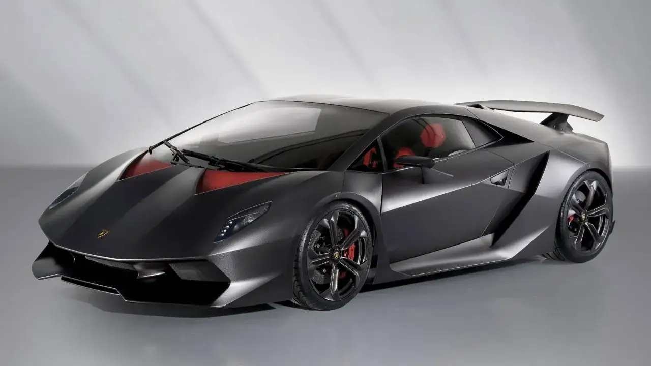 Czarny matowy Lamborghini Sesto Elemento z czerwonymi akcentami i sportowymi siedzeniami.