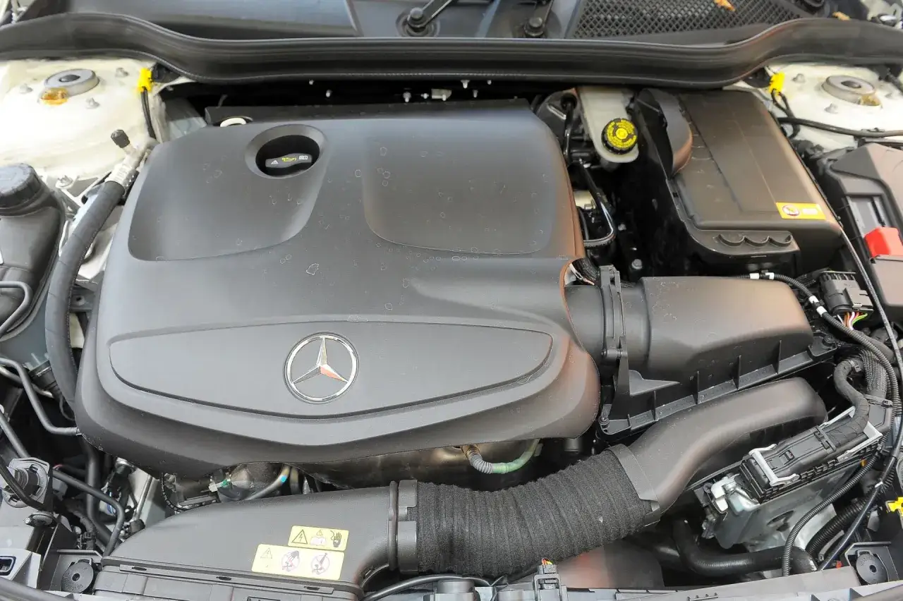 Silnik w Mercedesie W176 z widocznym logo gwiazdy.