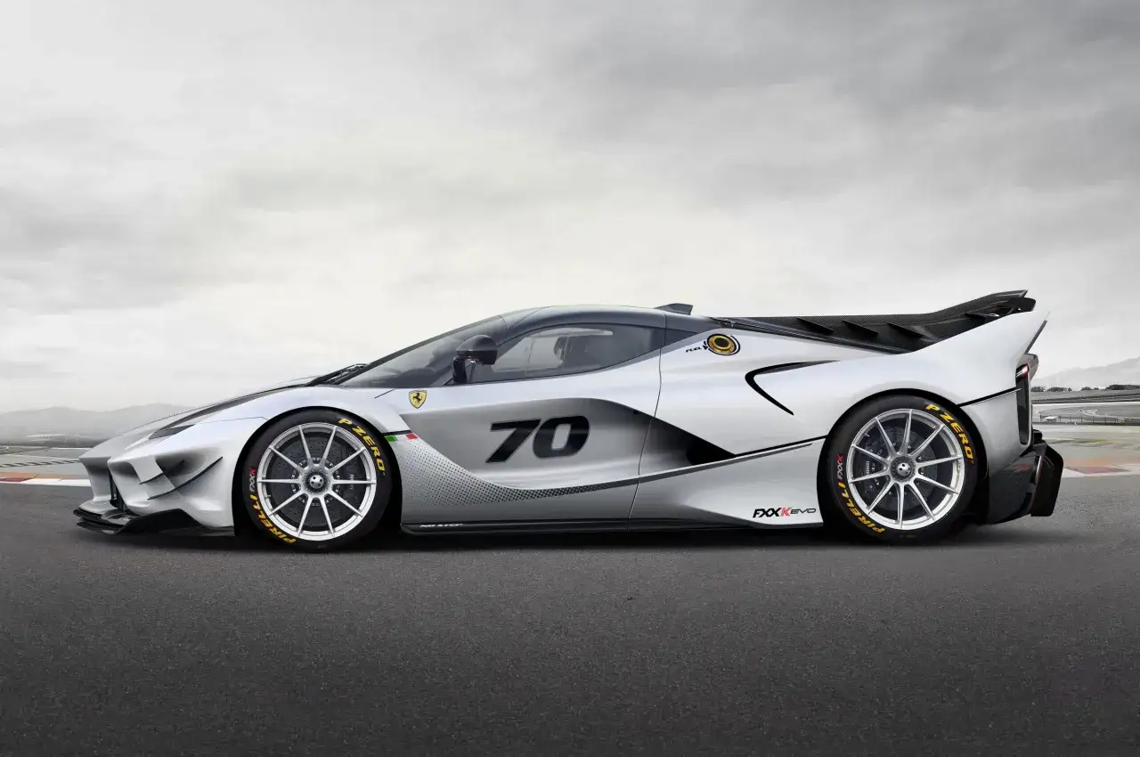 Biały Ferrari FXX K EVO z numerem 70 na torze wyścigowym, gotowy do jazdy.