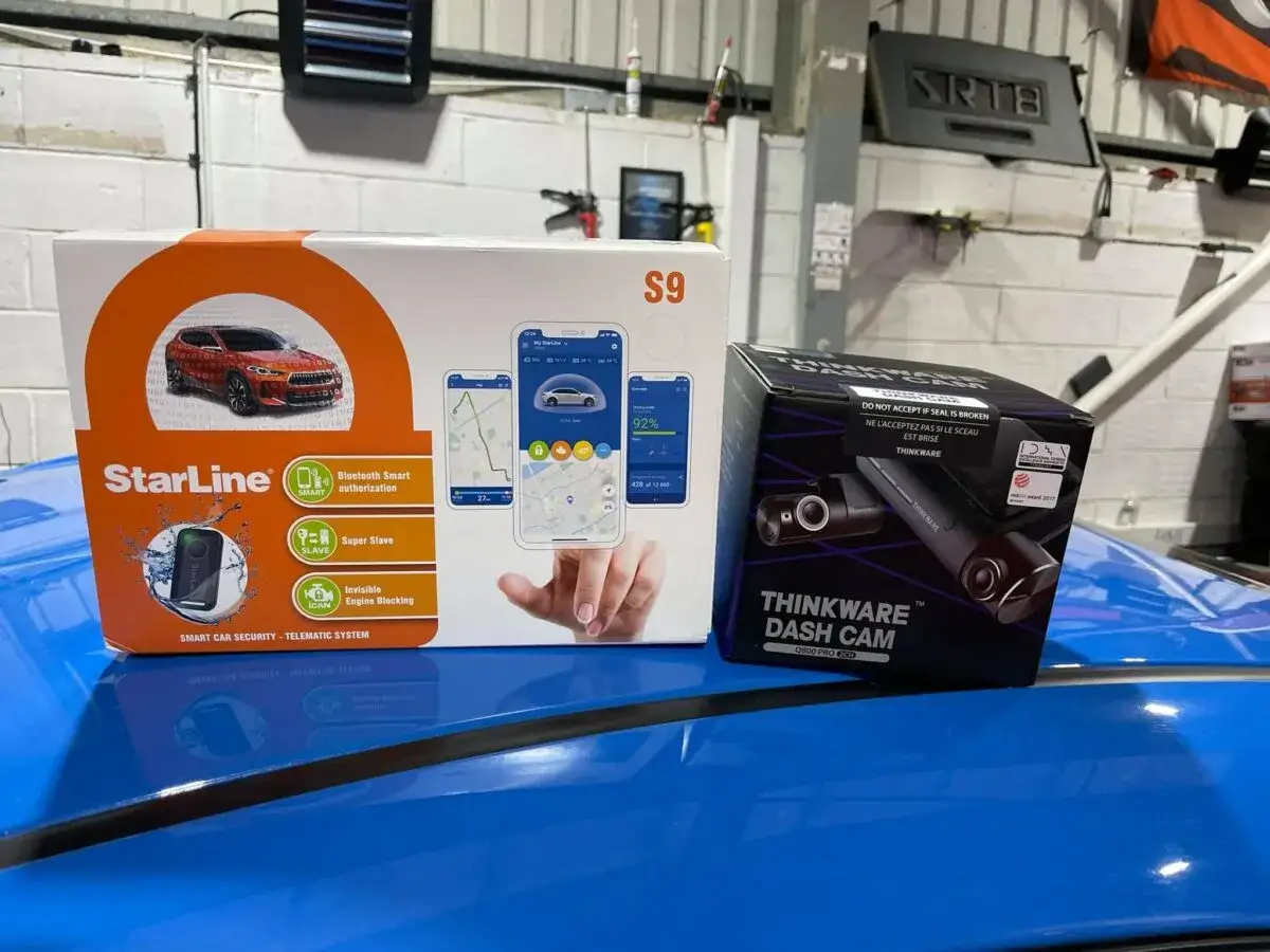 System StarLine S9 z Bluetooth Low Energy Toyota jak działa. Obok wideorejestrator Thinkware.