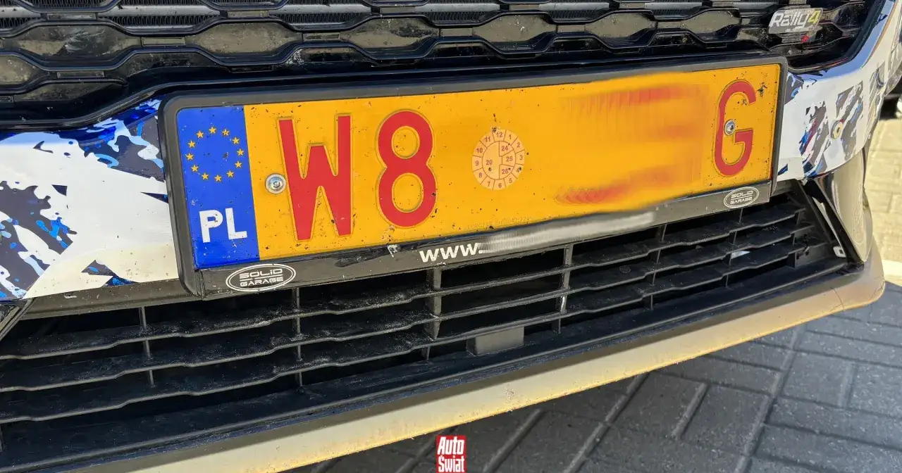 Polskie tablice rejestracyjne W8 G z naklejką przeglądu technicznego. LPU rejestracja.
