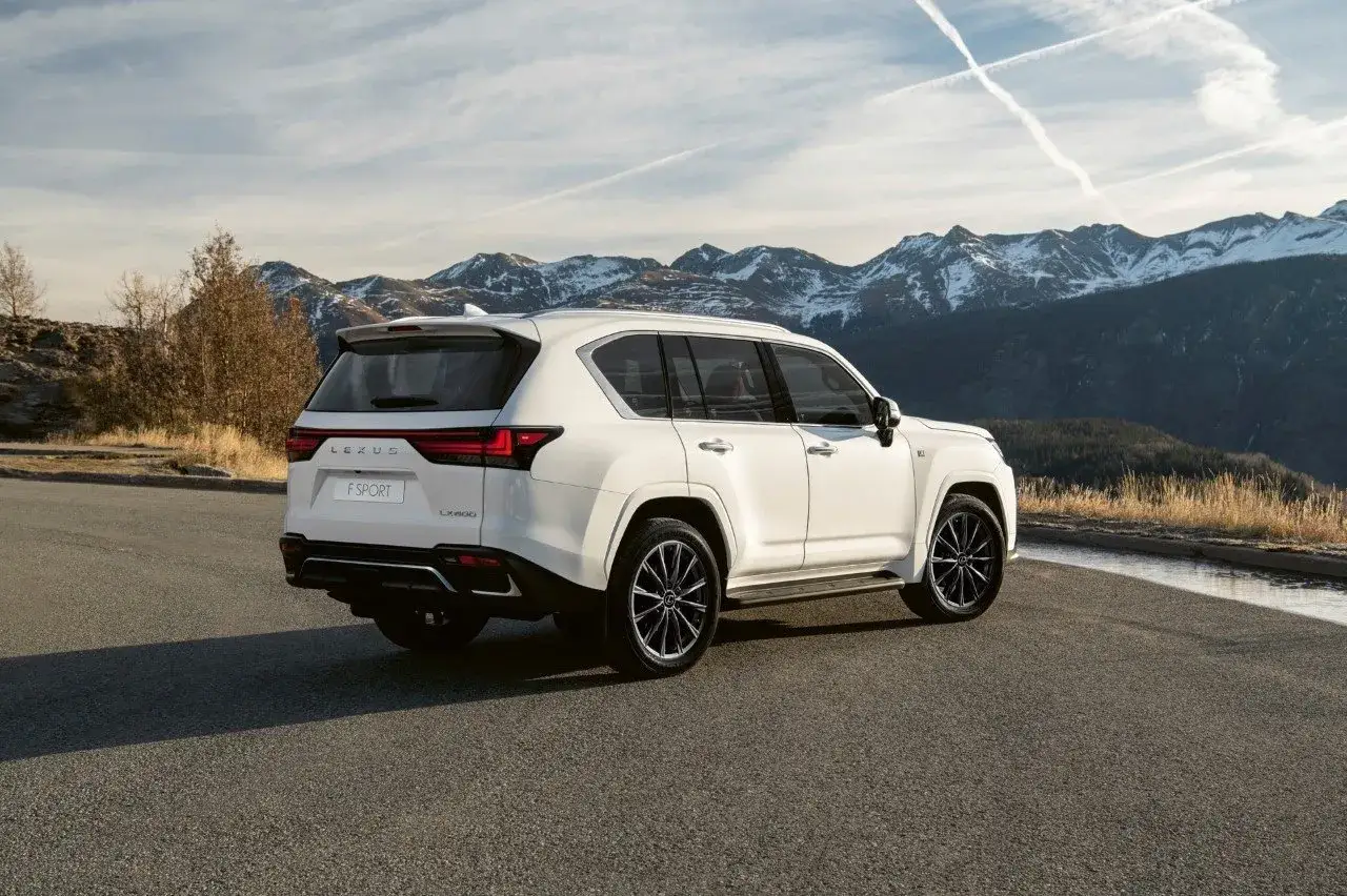 Biały Lexus LX 600 F Sport na tle ośnieżonych gór.
