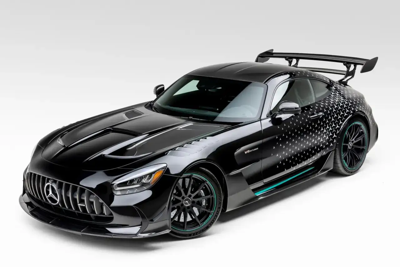 Czarny Mercedes-AMG GT Black Series z charakterystycznym wzorem gwiazdek na błotniku i turkusowymi akcentami.