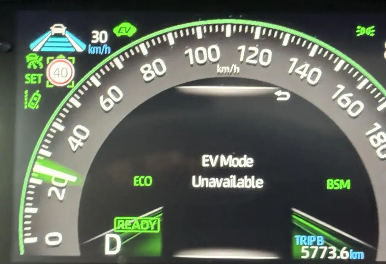 Na desce rozdzielczej Toyoty komunikat 