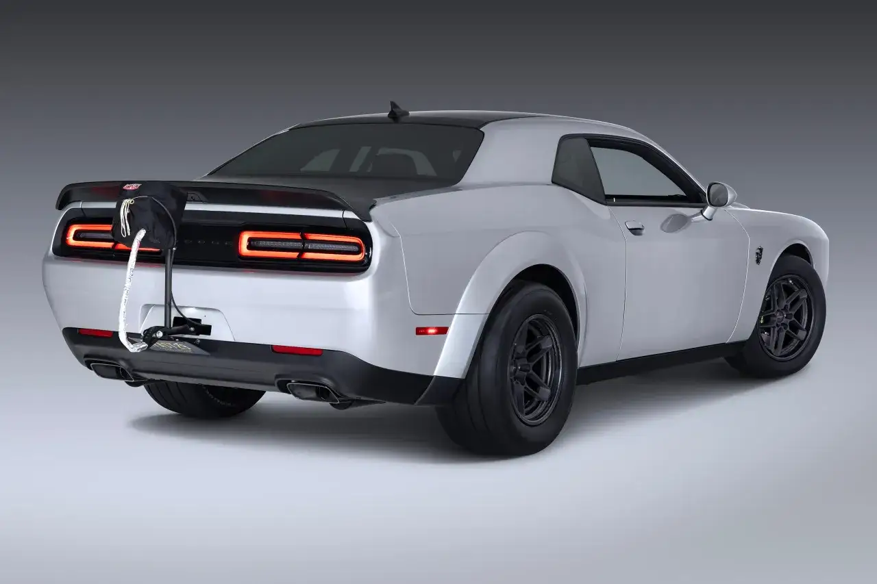 Srebrny Dodge Challenger SRT Demon 170 z czarnym spojlerem i przyczepionym workiem na tył.