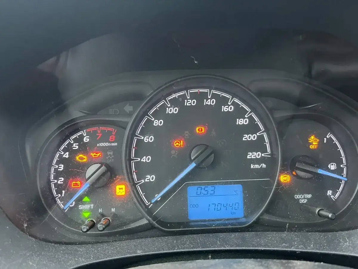 Kontrolki w Toyocie Yaris: świeci się kontrolka oleju, ciśnienia opon, ABS, ESP i hamulca ręcznego.