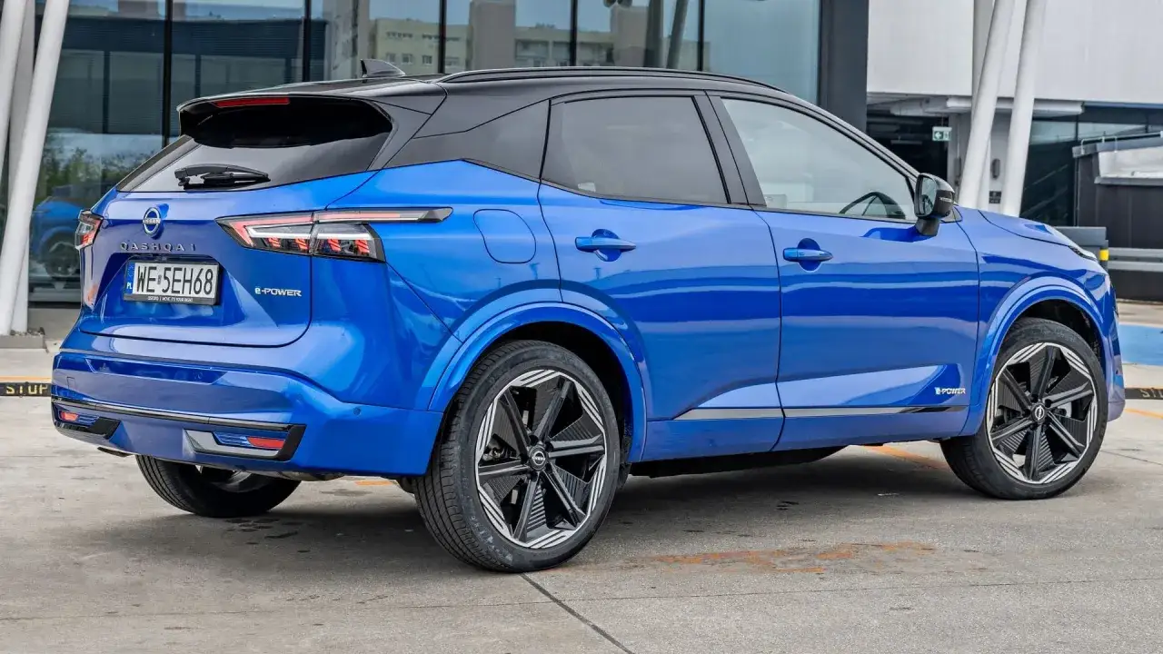 Błękitny Nissan Qashqai e-POWER z czarnym dachem, nowoczesne felgi. Sprawdź nissan qashqai cena i dostępne wersje.