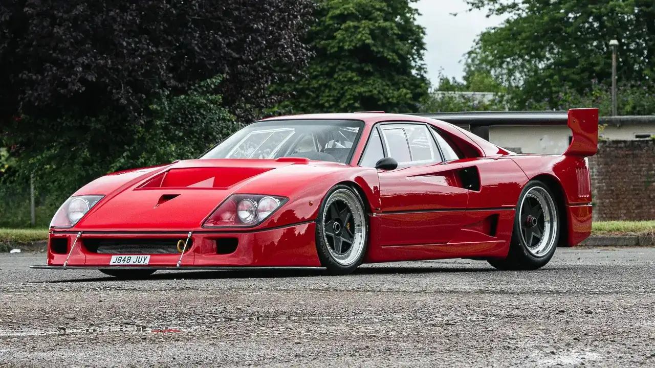 Czerwone Ferrari F40, ikona motoryzacji, której ferrari f40 cena wciąż budzi emocje.