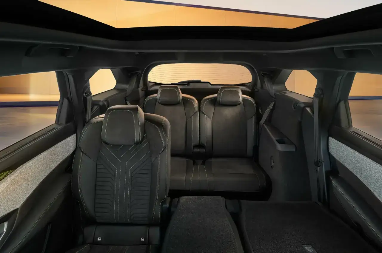 Wnętrze Peugeot 5008 z wygodnymi, skórzanymi fotelami i panoramicznym dachem. Wiele miejsca dla pasażerów, idealne na rodzinne wyjazdy.