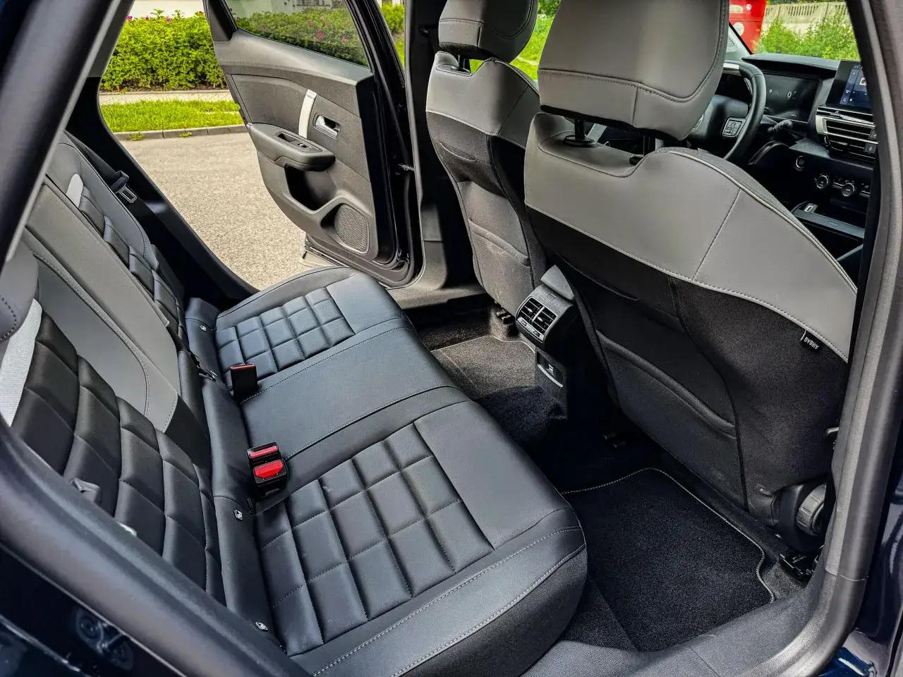 Wnętrze Citroena C4, z pikowanymi siedzeniami i nowoczesnym panelem. Wiele osób szuka takich citroen c4 opinie przed zakupem.