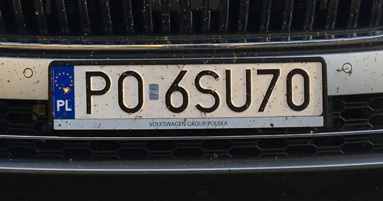 Tablica rejestracyjna PO 6SU70, z oznaczeniem PL.