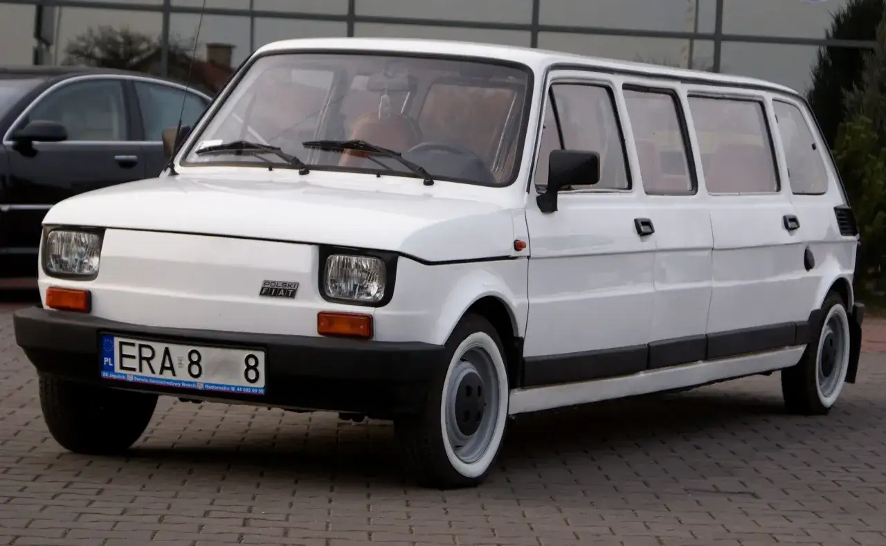 Biały, wydłużony polski fiat 126p, znany jako