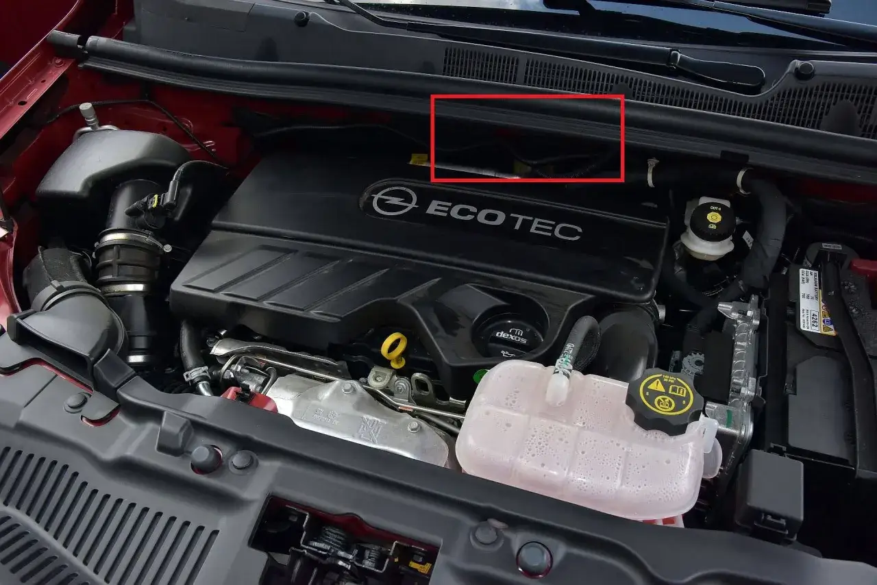 Silnik Ecotec w Opel Mokka 2017. Widoczny zbiornik płynu chłodniczego i elementy instalacji.