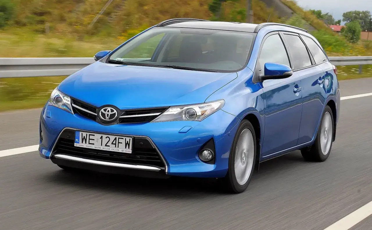 Niebieski Toyota Auris II 1.6 132 KM na drodze. Wiele pozytywnych opinii o tym modelu.