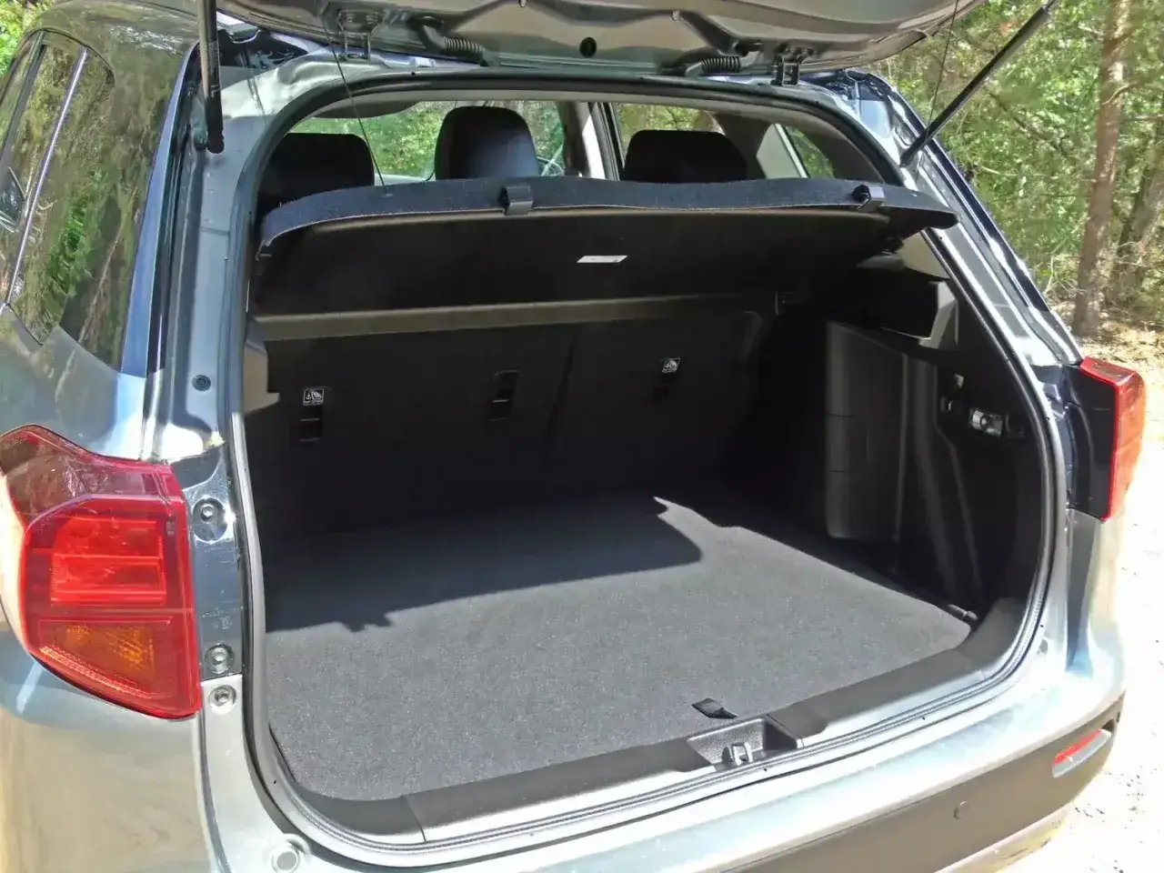 Otwarty bagażnik Suzuki Vitara Hybrid, gotowy na podróż.