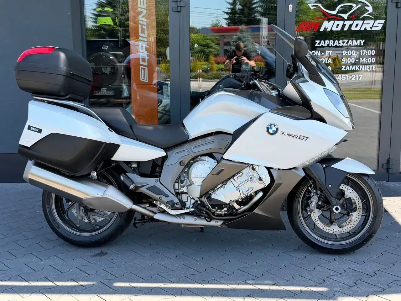 Biały motocykl BMW K1200GT z kufrem. Choć to świetna maszyna, warto znać potencjalne wady BMW K1200GT przed zakupem.