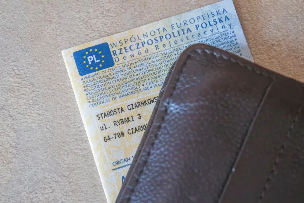 Dowód rejestracyjny pojazdu w portfelu. Czy trzeba mieć przy sobie dowód rejestracyjny? Tak, jest to obowiązkowe.
