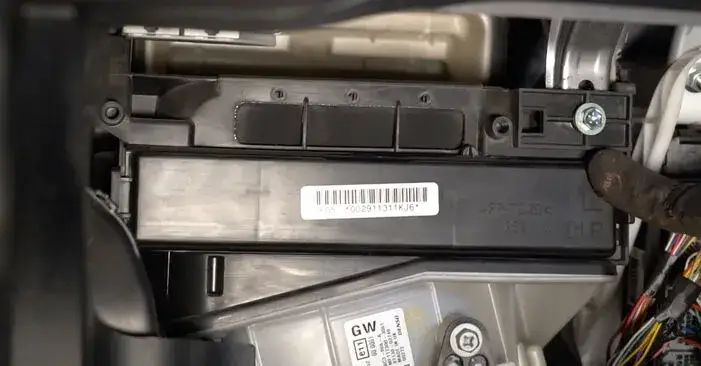Zdjęcie Gdzie jest filtr kabinowy Toyota Proace? Lokalizacja i wymiana