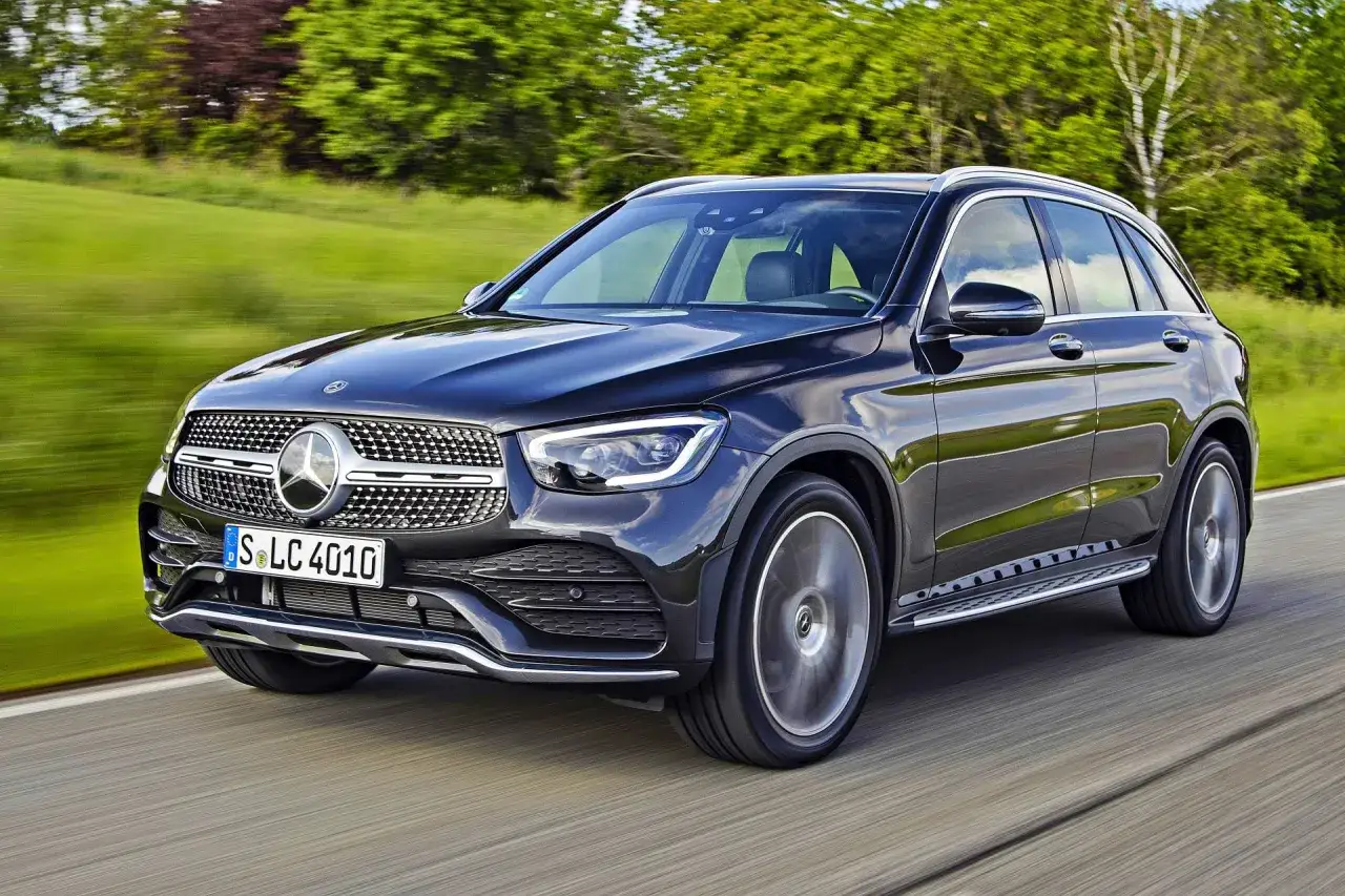 Czarny Mercedes GLC w ruchu, idealny do sprawdzenia jego atrakcyjnej mercedes glc cena.