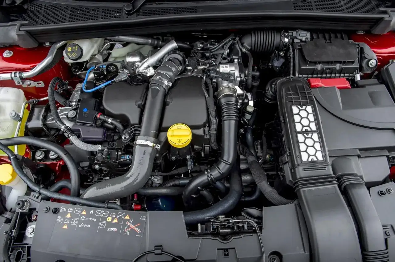 Silnik 1.5 dci 90km, opinie o jego niezawodności są pozytywne. Widok komory silnika z turbosprężarką i elementami układu dolotowego.