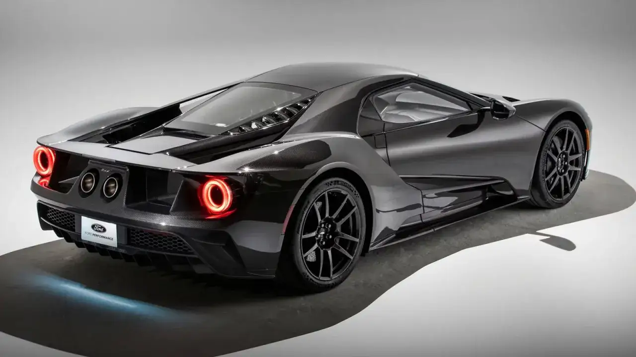 Czarny Ford GT z karbonowymi elementami, zapierający dech w piersiach design. Sprawdź aktualną ford gt cena.