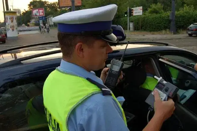Zdjęcie Czy policja może badać alkomatem w domu? Sprawdź, kiedy to możliwe