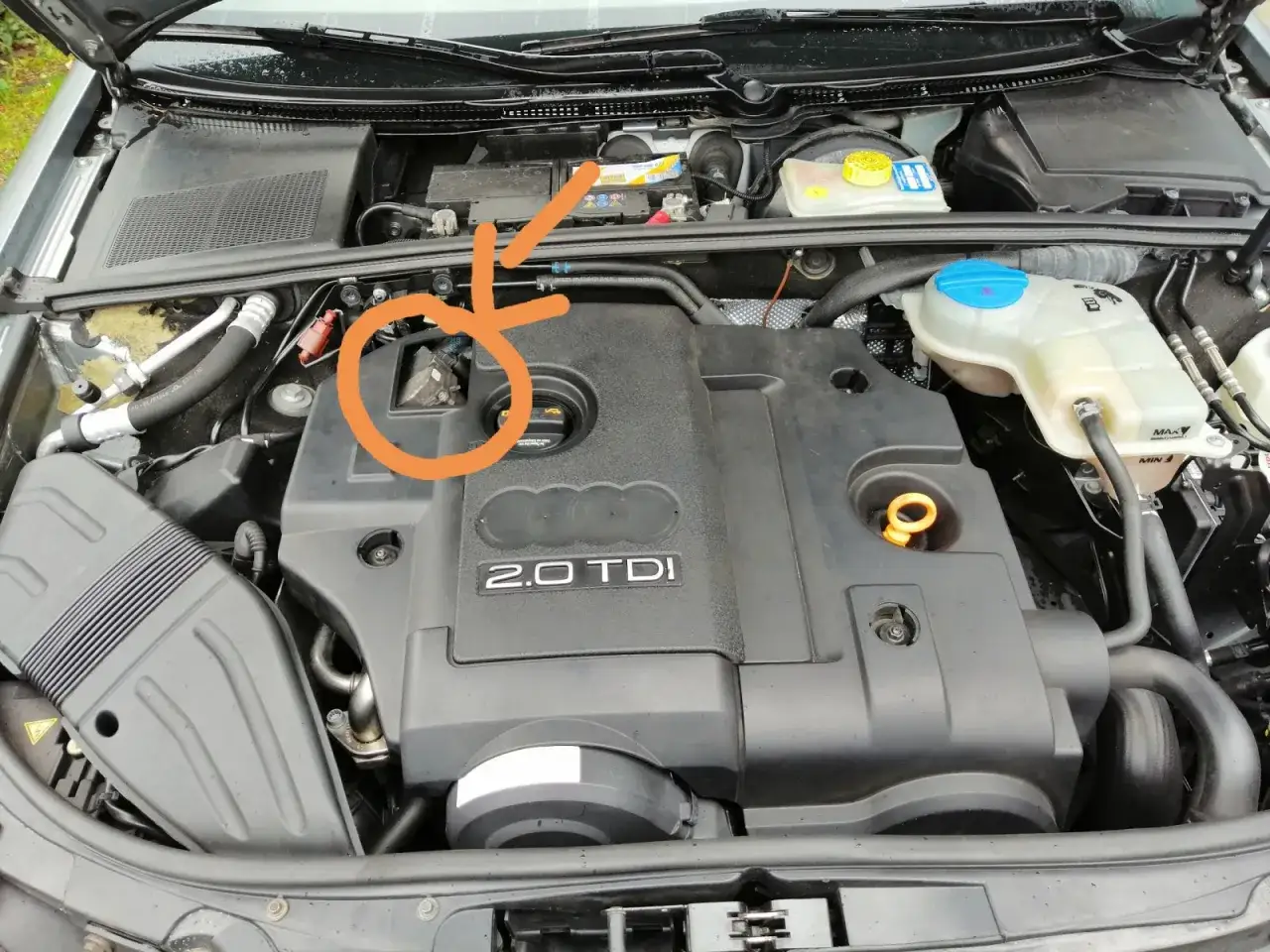 Silnik Audi A4 B7 2.0 TDI z zaznaczonym elementem.
