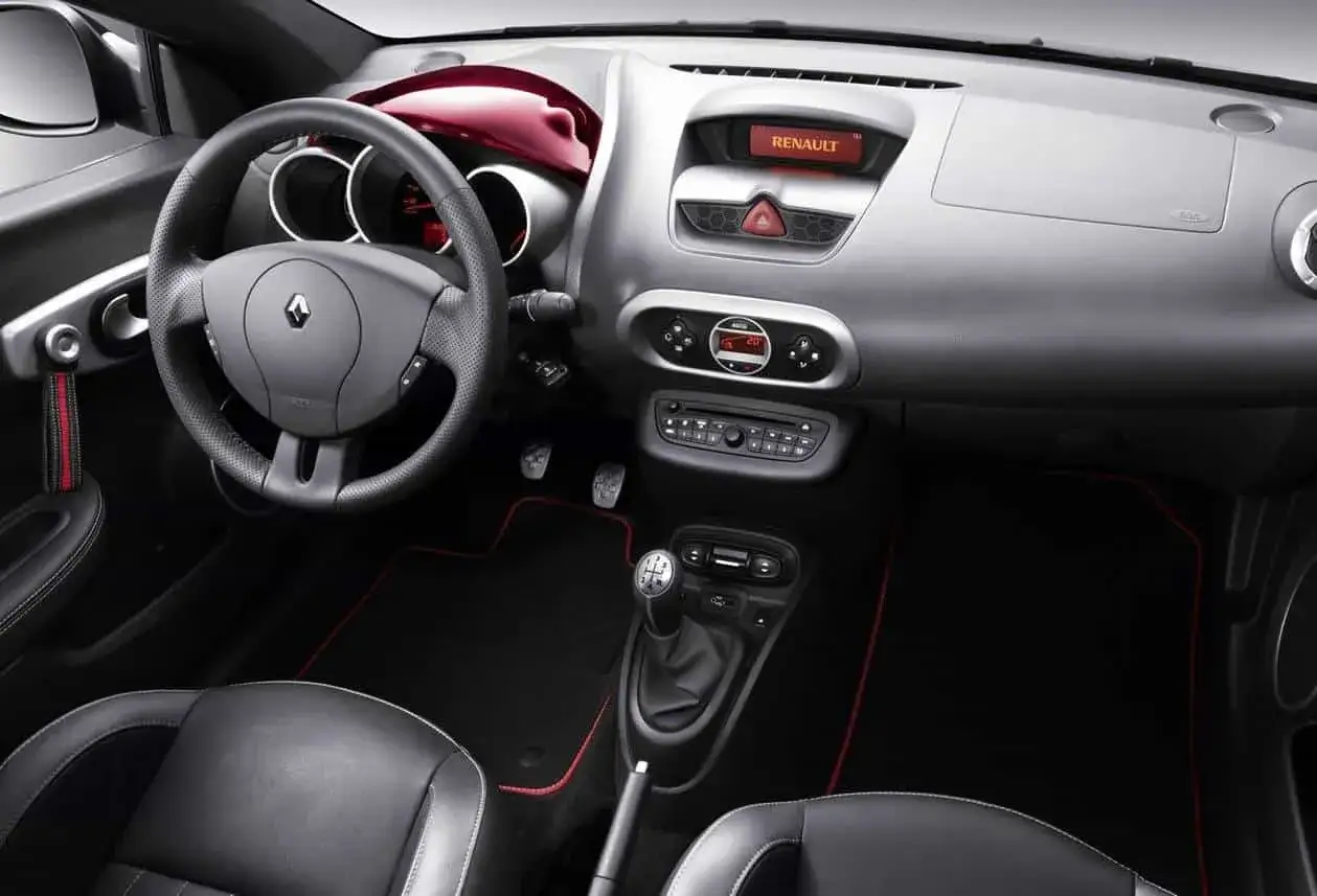 Wnętrze Renault Wind: czarna skórzana tapicerka, kierownica, deska rozdzielcza z radiem i nawigacją, dźwignia zmiany biegów.