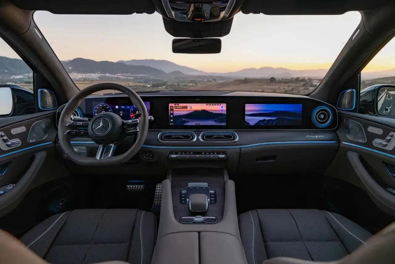 Wnętrze luksusowego Mercedes-Benz GLS z podświetlanymi detalami i nowoczesnymi ekranami, gotowe na podróż przez malownicze krajobrazy.