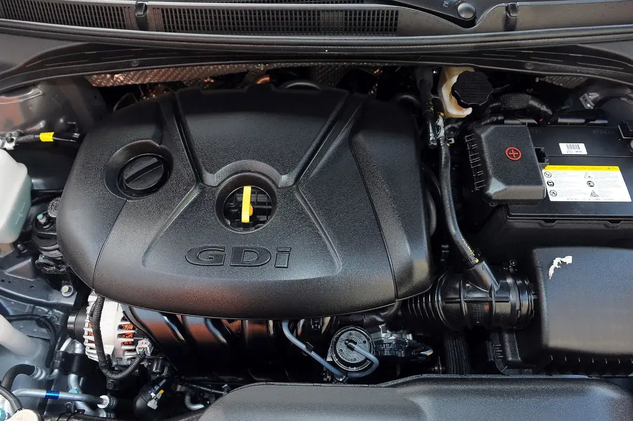 Silnik GDI w Hyundai i40. Wiele pozytywnych hyundai i40 opinie podkreśla jego niezawodność i oszczędność.